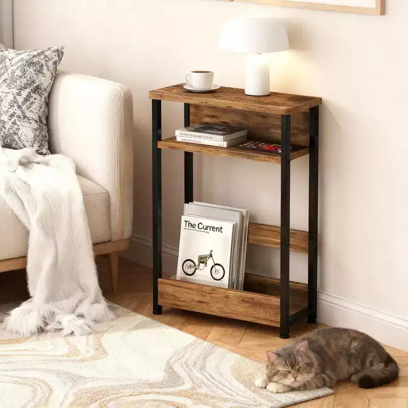 Table d'appoint étroite, table d'appoint fine à 3 niveaux avec étagère de rangement, tables d'appoint minces modernes pour canapé pour petits espaces, table de chevet avec porte-revues peu encombrante