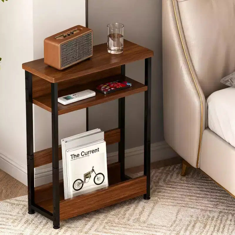 Table d'appoint étroite, table d'appoint fine à 3 niveaux avec étagère de rangement, tables d'appoint minces modernes pour canapé pour petits espaces, table de chevet avec porte-revues peu encombrante