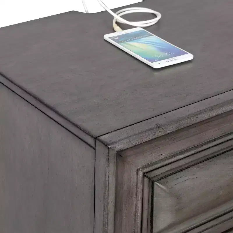 Table de chevet à 3 tiroirs avec ports USB : en bois, poignées antiques, cèdre