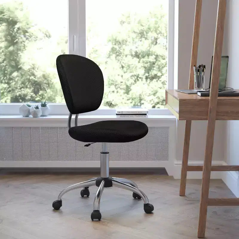 Chaise de bureau ergonomique pivotante en maille, dossier mi-hauteur, avec accoudoirs et base chromée