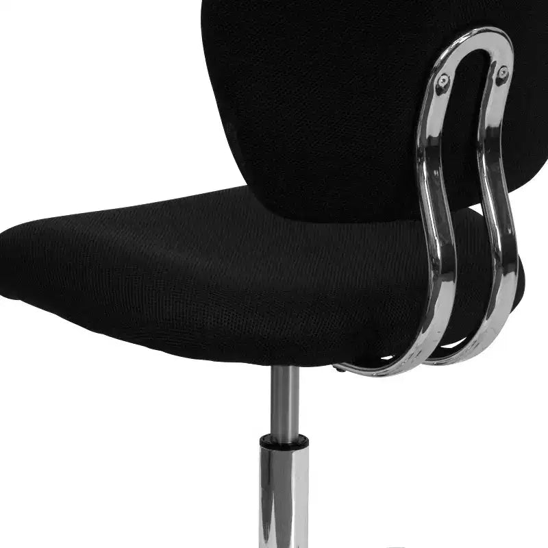 Chaise de bureau ergonomique pivotante en maille, dossier mi-hauteur, avec accoudoirs et base chromée