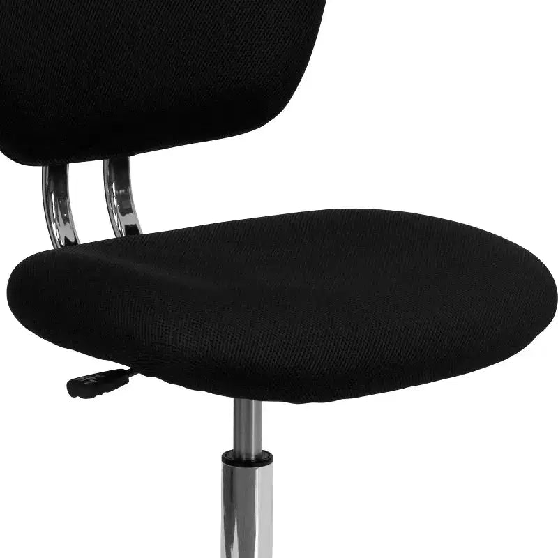 Chaise de bureau ergonomique pivotante en maille, dossier mi-hauteur, avec accoudoirs et base chromée