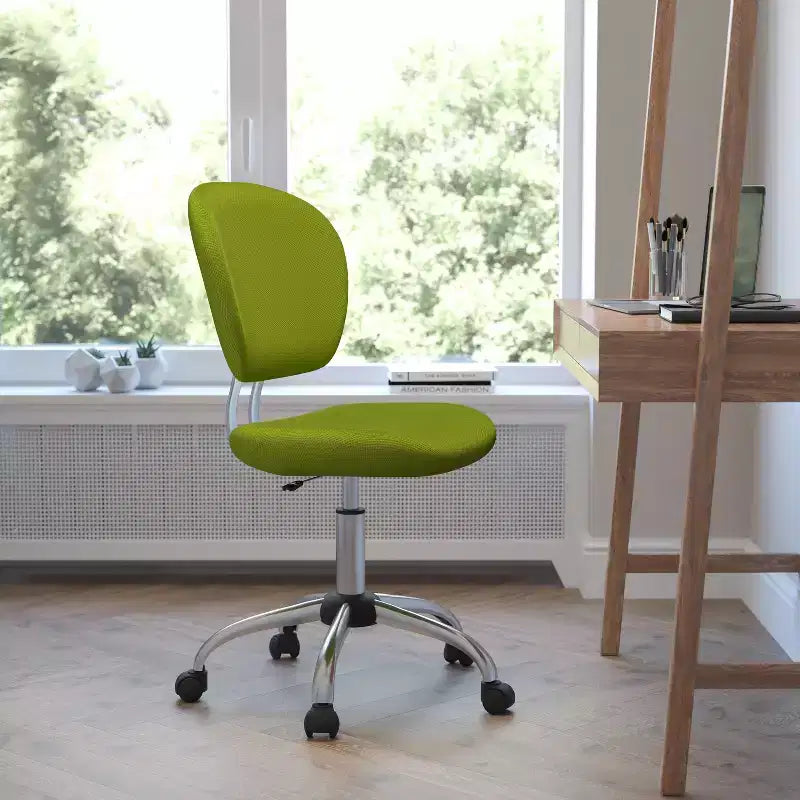 Chaise de bureau ergonomique pivotante en maille, dossier mi-hauteur, avec accoudoirs et base chromée