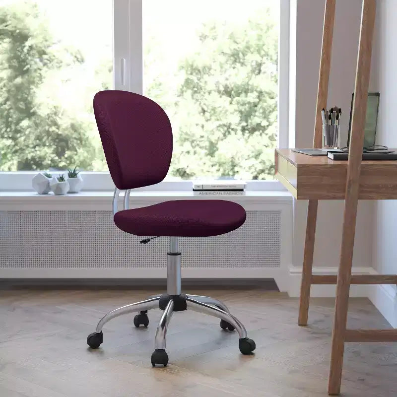 Chaise de bureau ergonomique pivotante en maille, dossier mi-hauteur, avec accoudoirs et base chromée