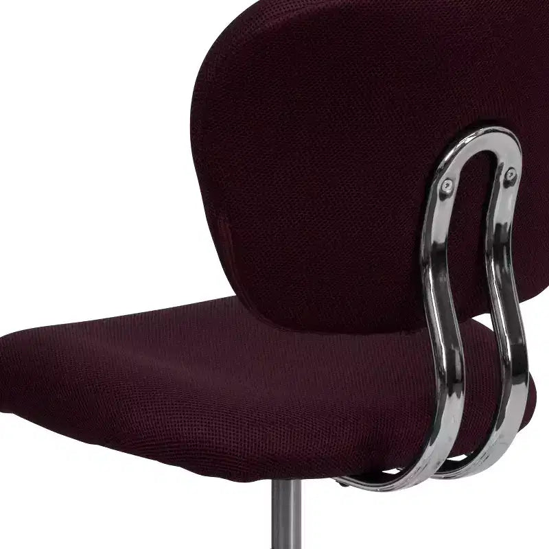 Chaise de bureau ergonomique pivotante en maille, dossier mi-hauteur, avec accoudoirs et base chromée