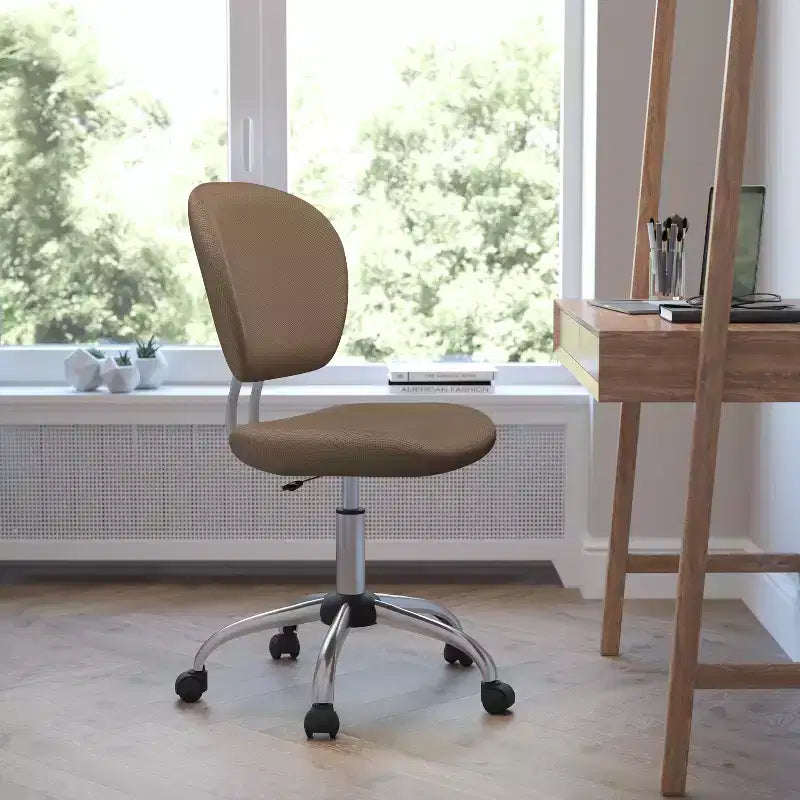 Chaise de bureau ergonomique pivotante en maille, dossier mi-hauteur, avec accoudoirs et base chromée