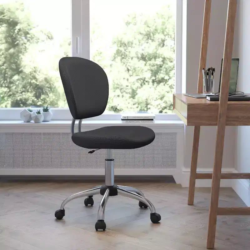 Chaise de bureau ergonomique pivotante en maille, dossier mi-hauteur, avec accoudoirs et base chromée