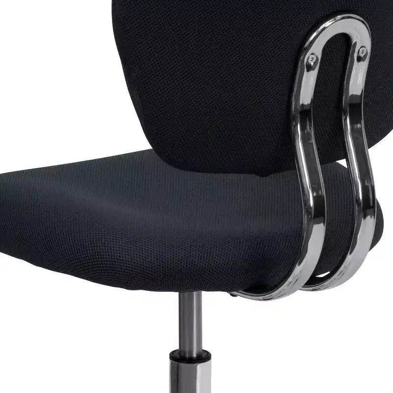 Chaise de bureau ergonomique pivotante en maille, dossier mi-hauteur, avec accoudoirs et base chromée
